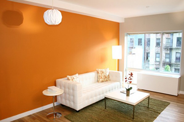 Peinture d'un mur en orange vif