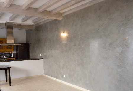 Stucco gris sur un mur de cuisine